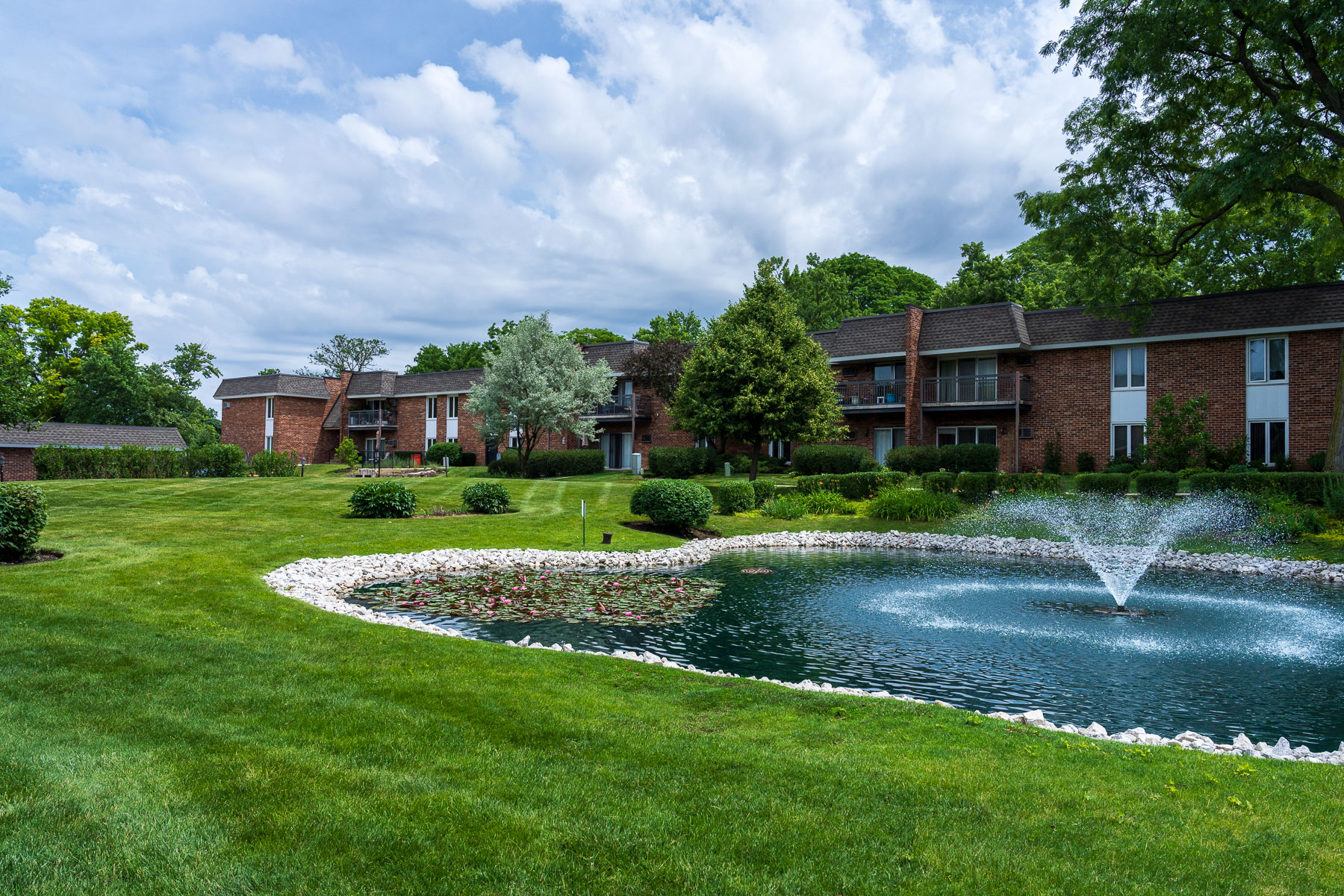 landscape maintenance pond hoa green lawn